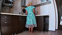 Подглядывание под юбку зрелой домохозяйке и анальный секс в большую жопу