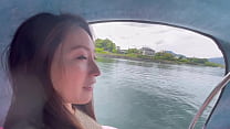 ミニスカートを履いて山梨県河口湖でボート体験