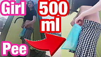 Masturbação externa e chichi de menina japonesa de pé com 500ml de sanita portátil, mijo, amador, esguio