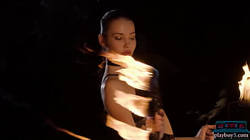 La bella MILF checa Elilith Noir juega con fuego desnuda para Playboy