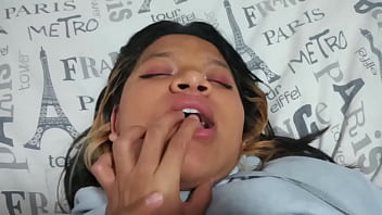 Je mange son gros cul pendant qu'elle gémit de plaisir et suce ses doigts - Partie 2 - Real Homemade Sex Tape