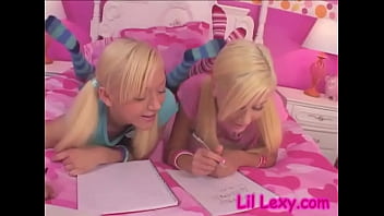 Lil Lexy и подруга-лесбиянка целуются и трахают пальцами обе киски