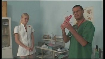 Junge europäische Krankenschwester masturbiert und fickt bei der Arbeit von xXx.GSociaLL.com