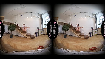 A líder de torcida morena Bloom Lambie desfruta de sua buceta gostosa com um vibrador em VR.