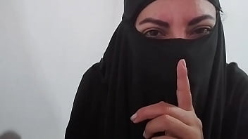 Echter geiler arabischer Halal in schwarzem Niqab masturbiert spritzende Muschi zum Orgasmus und sündigt gegen Allah