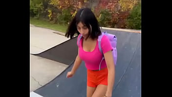 Dora aficionada al skate