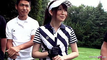 Professor e outros caras falam com uma jovem japonesa para Blowbang na aula de golfe