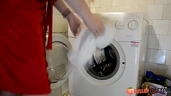 Busty Stepsis coincé dans une machine à laver