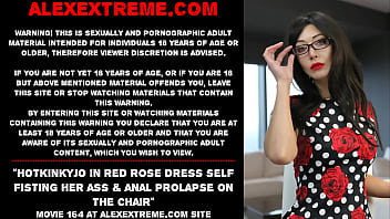赤いバラのドレスを着た Hotkinkyjo が椅子の上で彼女のお尻と肛門脱をセルフ フィスティング