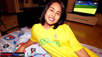 Assistir a Copa do Mundo com a linda jovem tailandesa Lily Koh, que nós dois gostamos de fazer