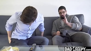Отчим наказывает своего молодого пасынка в позе обратной наездницы - Dadcreepy