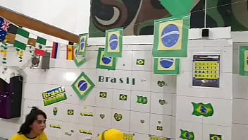 После просмотра матча чемпионата мира новая джована алмейда пригласила меня отпраздновать победу Бразилии, так что агент… это было очень приятно.