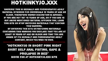 短いピンクのナイト シャツを着た Hotkinkyjo セルフ アナル フィスティング、ゲイプ、ベッドでの脱出