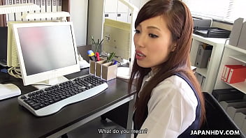 Yura Hitomi, dame de bureau brune japonaise, suce et joue avec un gode au bureau sans censure.