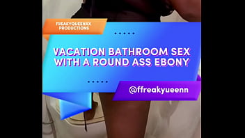 Urlaubssex im Badezimmer mit einem runden Arsch aus Ebenholz (VOLLSTÄNDIGES VIDEO AUF XRED)
