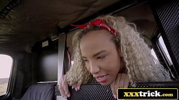 La jeune Ebony Hottie baise le chauffeur de taxi pour un tour gratuit (Romy Indy)