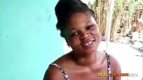 Конголезская проститутка с большой задницей медленно лижет член, толстый черный член