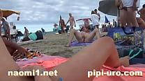 fille se masturber sur la plage