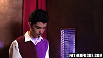 Il prete fa sesso peccaminoso con un giovane stallone in una cabina di confessione