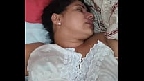 Mujer india empujando una polla gigante hasta la garganta y siendo golpeada con en el coño