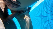 Schwimmbad Sex Skinny Dipping mit einem riesigen Unterwasser-Creampie füllte er meine Muschi mit Sperma