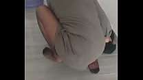 Mulher madura em meias de náilon turbanli limpa o chão