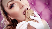 АСМР ест еду фетиш видео - девушка с брекетами ест шоколад мужчина - великанша вор (Арья Грандер)