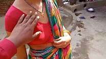 Vídeo de sexo ao ar livre da meia-irmã indiana fodendo forte em áudio claro em hindi