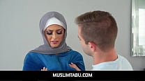 Муслимтабу - молодая женщина с большой задницей в хиджабе учится новым способам