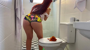This maid is very naughty, she came with these shorts to tease me, I was turned on by this ass