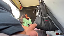 見知らぬ女の子がけいれんして、人でいっぱいの公共バスで私のペニスをしゃぶった