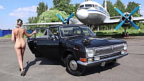 Avion soviétique, Volga noir et modèle nu