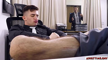 Trevor Brooks masturbiert während der Arbeit im Büro und masturbiert mit seinem Schwanz, ohne zu wissen, dass sein Boss Jordan Star ihn auf frischer Tat ertappt.