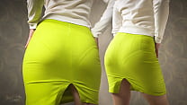 Trentenaire amateur en jupe fendue dans le dos serré taquinant la ligne de culotte visible