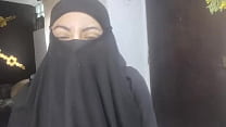 La vera moglie araba amatoriale arrapata che squirta sul suo niqab si masturba mentre il marito prega PORNO HIJAB