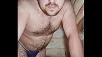 Questo simpatico gay con riccioli castani in testa ama succhiare un enorme cazzo nero davanti alla telecamera))))
