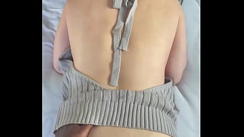 Ho scopato una ragazza giapponese con il suo nuovo pullover a pecorina e sborrata sul culo.