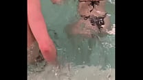 молодая женщина трахает незнакомца в бассейне отеля! Полное видео на www.ericamarie.us ;)