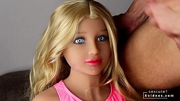 若い女性のセックス人形をクソ