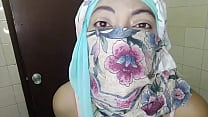 Heißer Araber in sexy Jeans und Niqab masturbiert muslimische Spritzmuschi und spritzt auf Jeans