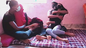 Un couple échangiste indien échange sa femme l'un avec l'autre Desi 4some Sex Video