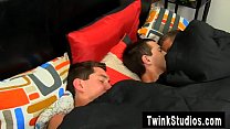 Homosexuell Video Conner Bradley ist ein glücklicher Kerl in diesem Dreier mit Tyler
