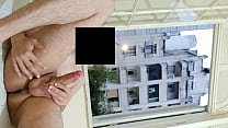 Masturbação arriscada piscando na vizinhança da frente da janela aberta