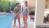 Padrastro pelirrojo folla a su hijastro gay junto a la piscina
