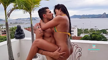 Follada en un jacuzzi al aire libre en Brasil - ¡¡Shh!! cuidado con los vecinos - Mariana Martix