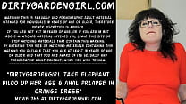 Dirtygardengirl prende un dildo da elefante nel culo e prolasso anale in abito arancione