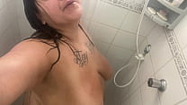 Fue a ducharse y quiso probar el cabezal de la ducha en su culo - Mary Jhuana
