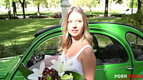 A futura noiva Rebecca Volpetti trai o noivo em sórdida sessão de sexo anal com o fotógrafo