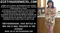 Dirtygardengirl prende una bottiglia nel culo e prolasso anale in cucina