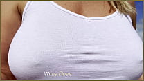 SEXY MILF esibizionista pubblica osa - maglietta bagnata in pubblico e lascia che lo sconosciuto povere acqua sulle sue tette senza reggiseno